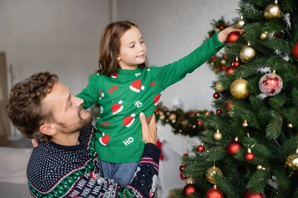 Papá Sosteniendo Hija Decorando Árbol Navidad Casa — Foto de Stock