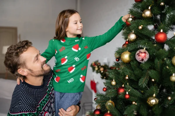 Padre Positivo Hija Decorando Árbol Navidad Casa —  Fotos de Stock