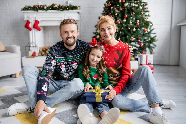 Glada Familj Hålla Gåva Och Titta Kameran Jul Hemma — Stockfoto