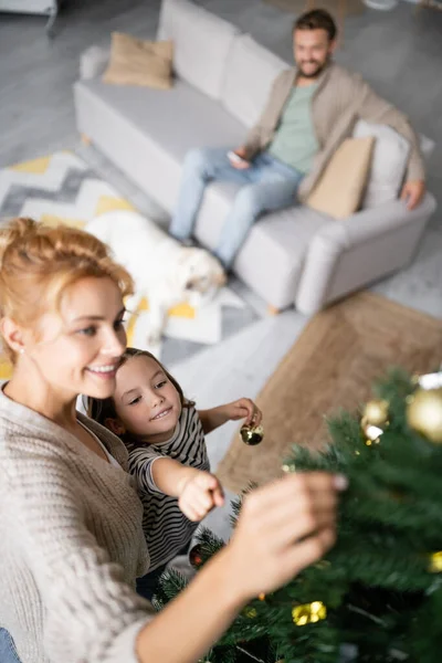 Hög Vinkel Syn Flicka Som Pekar Julgran Nära Mamma Hemma — Stockfoto