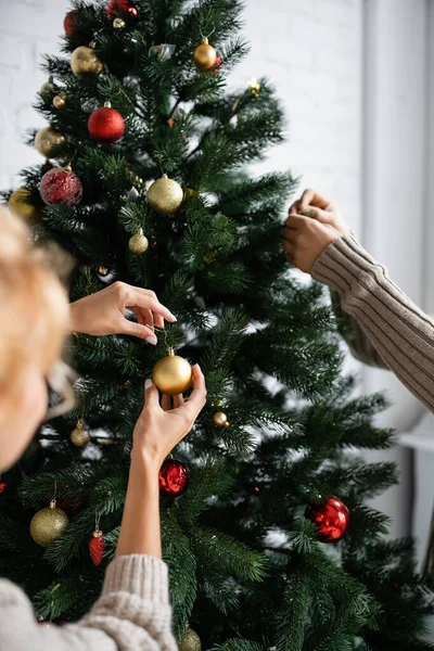 Mulher Desfocada Decorando Árvore Natal Com Marido Casa — Fotografia de Stock