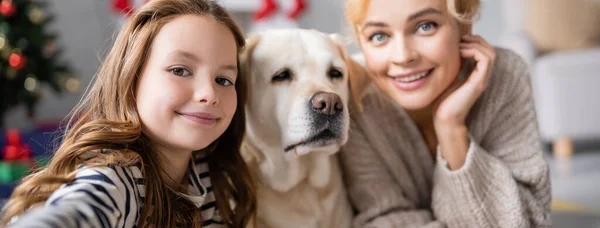 Cheerful Kid Looking Camera Labrador Blurred Mom Home Banner — Stock Photo, Image