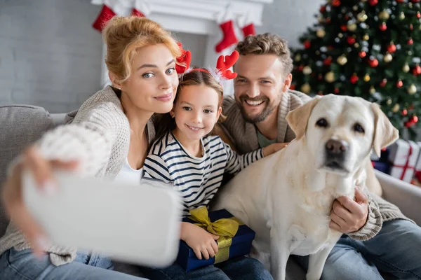 Mulher Tomando Selfie Com Família Sorridente Labrador Durante Natal Casa — Fotografia de Stock