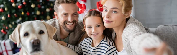 Leende Familj Och Labrador Tittar Bort Jul Hemma Banner — Stockfoto