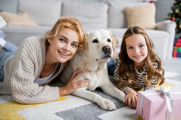 Sorrindo Mãe Menina Olhando Para Câmera Perto Labrador Presente Natal — Fotografia de Stock