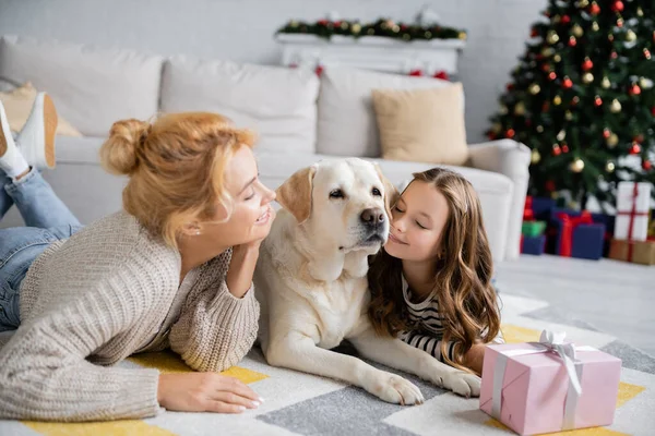 Sonriente Chica Acostada Cerca Labrador Mamá Alfombra Durante Navidad Casa —  Fotos de Stock