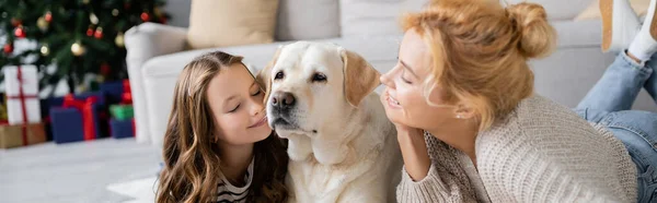 Mosolygó Szülő Néz Lánya Labrador Újév Alatt Otthon Banner — Stock Fotó