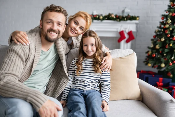 Mujer Sonriente Abrazando Hija Marido Sofá Durante Celebración Del Año — Foto de Stock