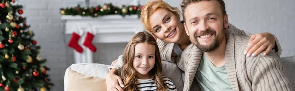 Mujer Feliz Abrazando Hija Marido Durante Navidad Casa Pancarta — Foto de Stock