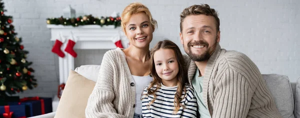 Family Smiling Camera While Sitting Couch New Year Home Banner — Stock Photo, Image