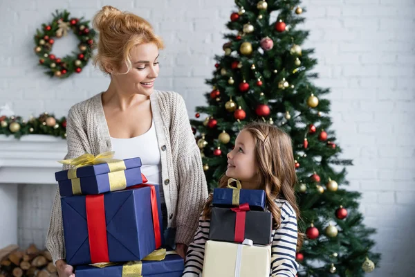 Mãe Feliz Filha Segurando Presentes Natal Casa — Fotografia de Stock
