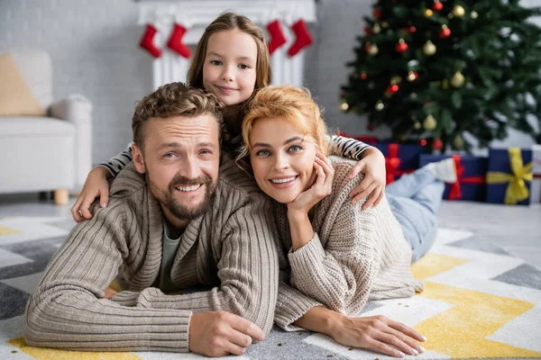 Veselá Dívka Objímající Rodiče Blízkosti Konfety Podlaze Během Vánoc — Stock fotografie