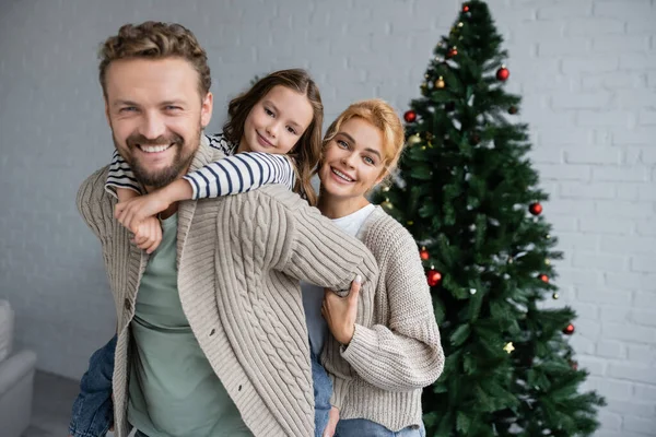 Feliz Família Abraçando Olhando Para Câmera Durante Celebração Natal Casa — Fotografia de Stock