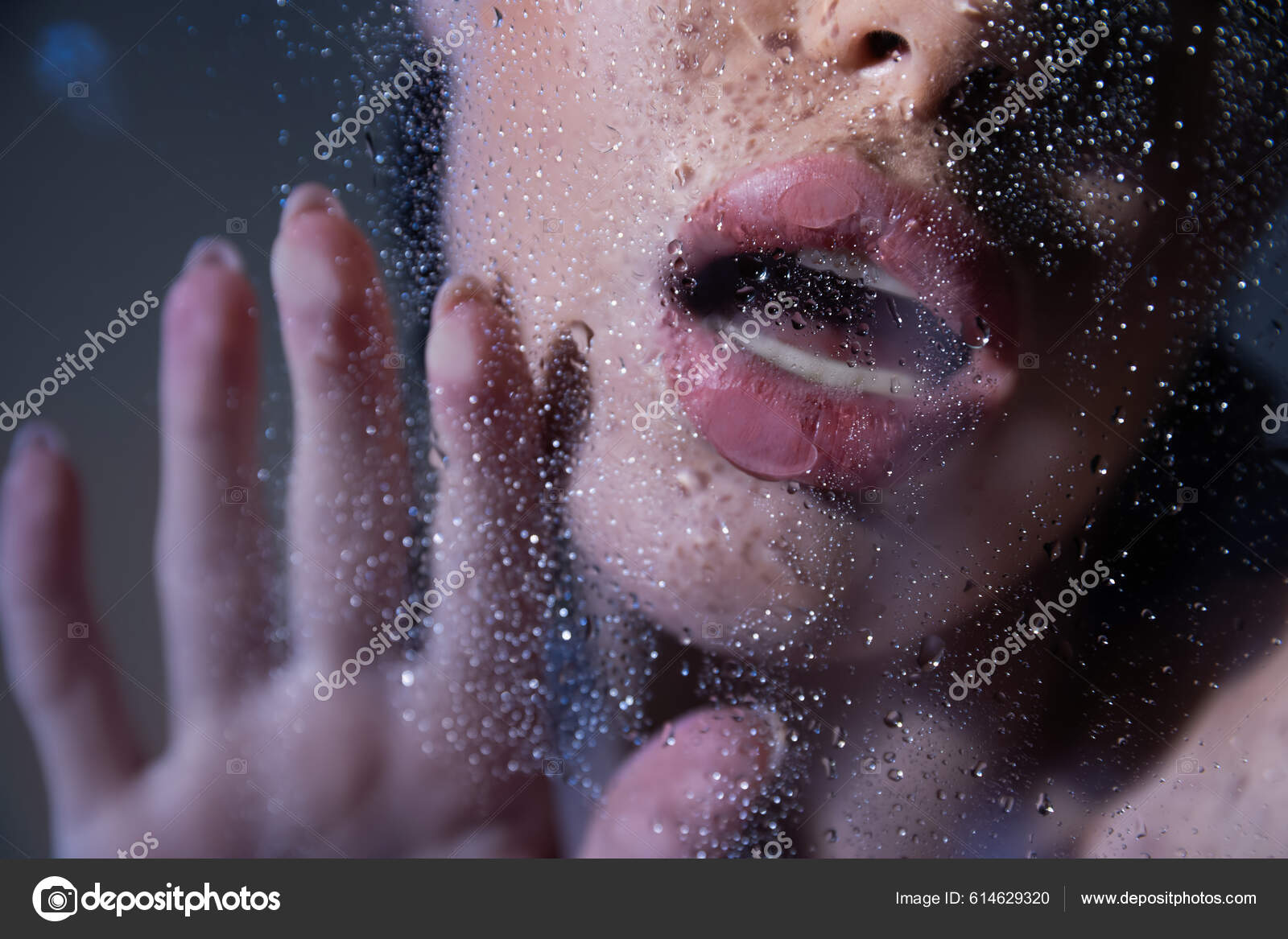 Обрезанный Вид Сексуальной Женщины Касающейся Стекла Капли Воды.