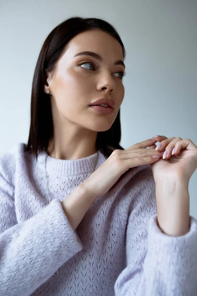 Bonita Mujer Morena Con Maquillaje Natural Usando Suéter Punto Mirando — Foto de Stock