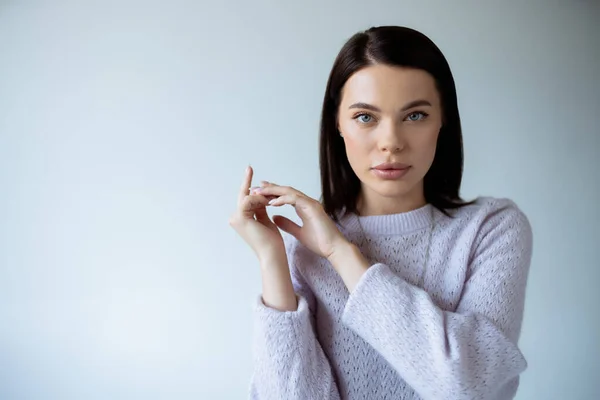 Mooie Jonge Vrouw Zachte Gebreide Trui Zoek Naar Camera Geïsoleerd — Stockfoto