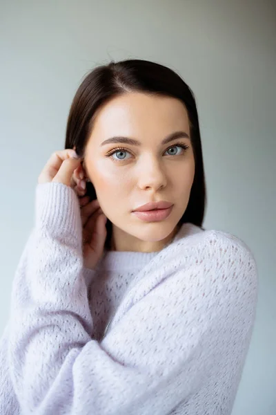 Portret Van Charmante Brunette Vrouw Gebreide Trui Zoek Naar Camera — Stockfoto