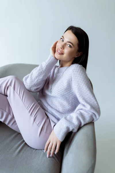 Feliz Morena Mujer Suéter Caliente Posando Sillón Sonriendo Cámara Aislada —  Fotos de Stock