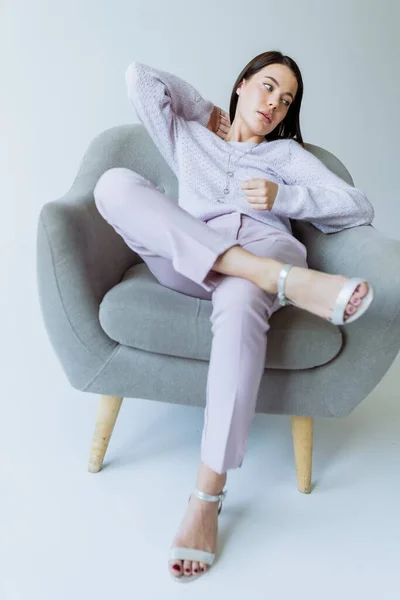 Comprimento Total Mulher Moda Relaxando Poltrona Confortável Fundo Cinza — Fotografia de Stock