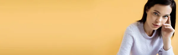 Yüzünün Yanında Ele Tutuşan Esmer Kadın Sarı Pankartta Izole Edilmiş — Stok fotoğraf