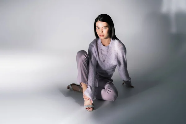 Comprimento Total Mulher Jovem Elegante Suéter Calças Sentadas Fundo Cinza — Fotografia de Stock