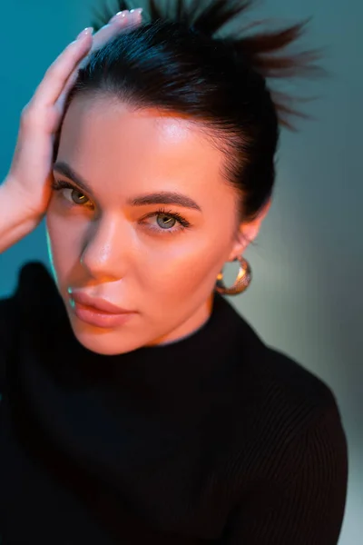 Retrato Mujer Morena Con Maquillaje Natural Tocando Cabello Mirando Cámara — Foto de Stock