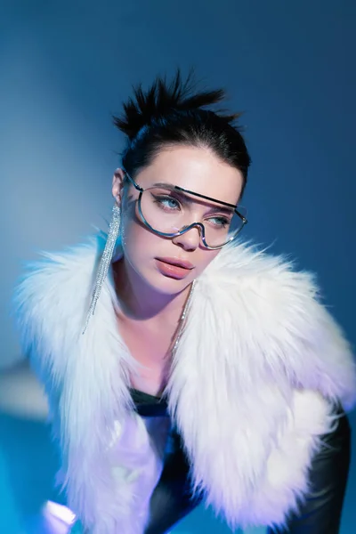 Retrato Mujer Encantadora Chaqueta Piel Sintética Blanca Gafas Sol Transparentes — Foto de Stock