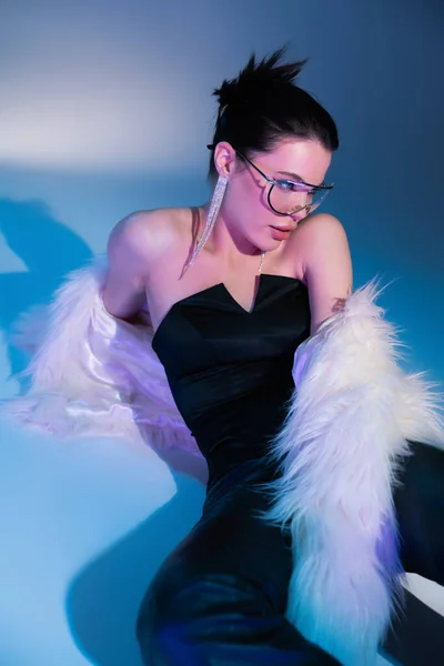 Brunetka Model Černé Korzet Bílá Faux Kožešinová Bunda Sedí Modrém — Stock fotografie