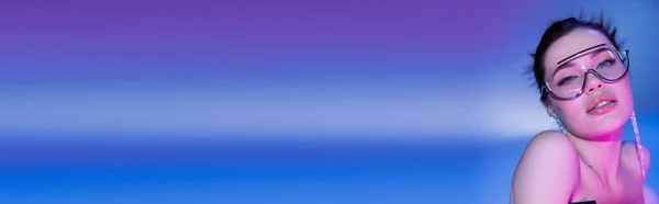 Портрет Чуттєвої Брюнетки Прозорих Сонцезахисних Окулярах Дивиться Камеру Синьо Фіолетовому — стокове фото