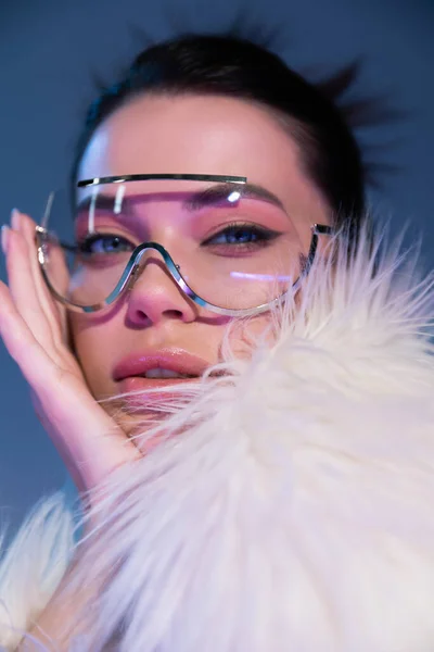 Retrato Mujer Joven Gafas Sol Transparentes Chaqueta Piel Sintética Blanca — Foto de Stock