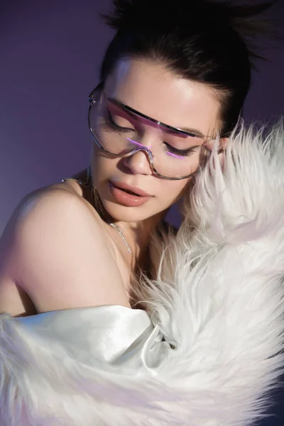 Sensual Brunette Woman Trendy Eyeglasses White Faux Fur Jacket Posing — Stock Photo, Image