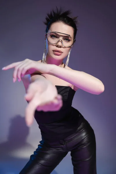 Sensual Mujer Joven Gafas Sol Transparentes Haciendo Gestos Mientras Mira — Foto de Stock