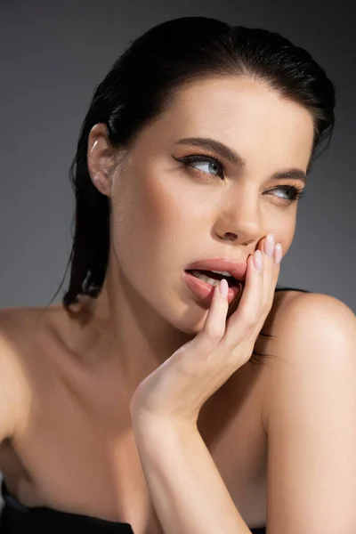 Retrato Mulher Morena Sexy Tocando Lábios Isolados Cinza — Fotografia de Stock