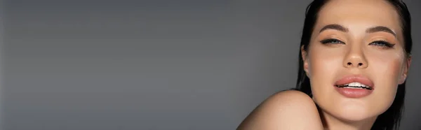 Mujer Joven Con Maquillaje Hombro Desnudo Mirando Cámara Aislada Gris — Foto de Stock