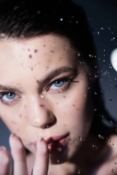 Jeune Femme Regardant Caméra Tout Touchant Verre Mouillé Flou Sur — Photo