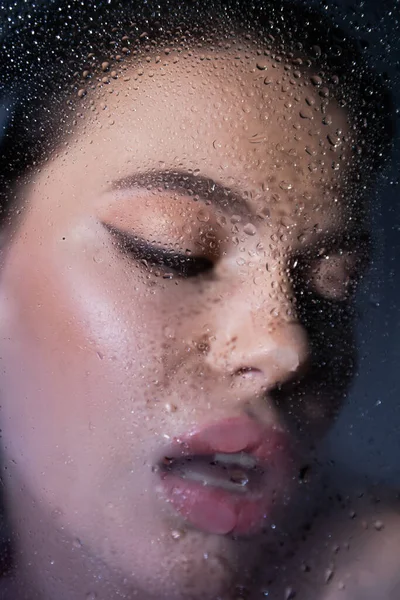 Bulanık Baştan Çıkarıcı Kadın Gri Arka Planda Islak Camın Yanında — Stok fotoğraf