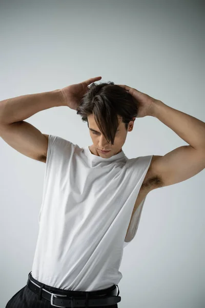 Homem Elegante Branco Shirt Ajustando Cabelo Enquanto Posando Cinza — Fotografia de Stock