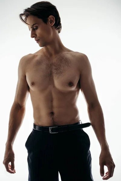 바지를 근육질의 셔츠를 남자가 바탕에 고립되어 — 스톡 사진