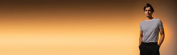베레모를 티셔츠를 오렌지 주머니에 현수막 현수막 — 스톡 사진