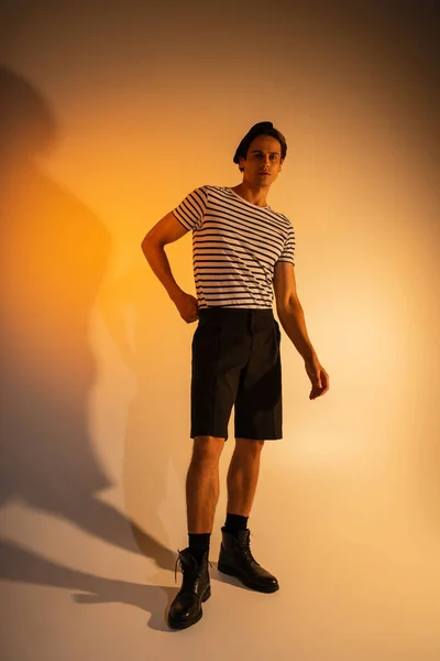 Homem Moda Shirt Listrada Shorts Posando Fundo Amarelo Com Sombra — Fotografia de Stock