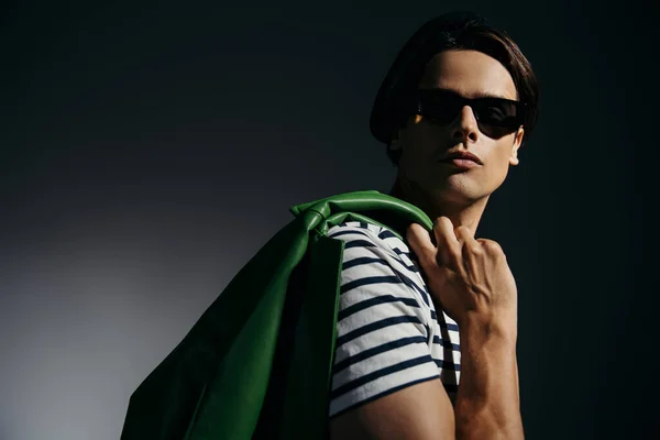 Hombre Con Gafas Sol Camiseta Con Chaqueta Cuero Verde Sobre — Foto de Stock