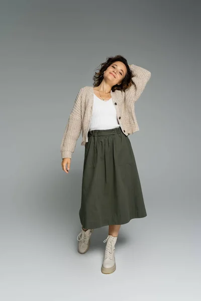 Longitud Completa Mujer Moda Punto Cárdigan Falda Con Botas Pie — Foto de Stock