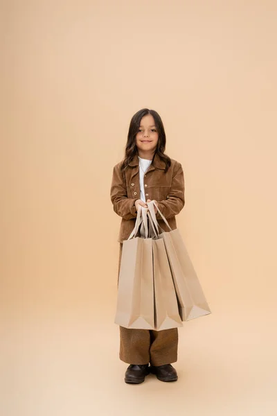 Menina Sorridente Moda Roupas Outono Segurando Sacos Compras Olhando Para — Fotografia de Stock