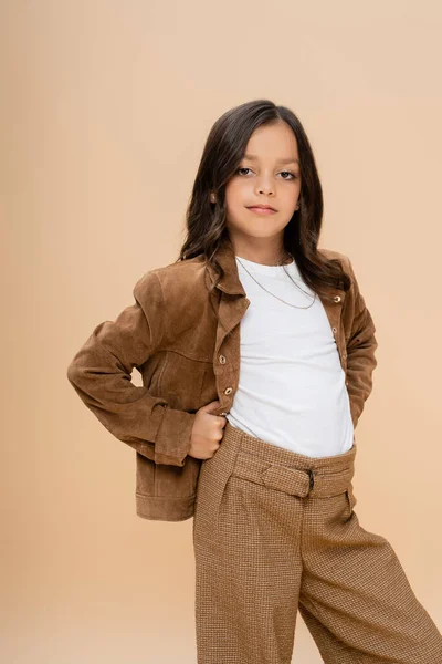 Brunette Girl Brown Suede Jacket Posing Hands Hips While Looking — Stock Photo, Image