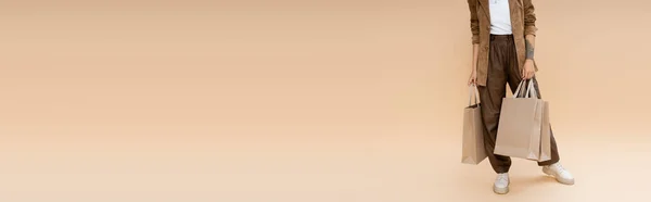 Częściowy Widok Kobiety Brązowych Spodniach Zamszowej Kurtce Stojącej Torbami Beżowym — Zdjęcie stockowe