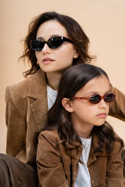 Trendy Mother Daughter Sunglasses Brown Suede Jackets Isolated Beige — Stock Photo, Image