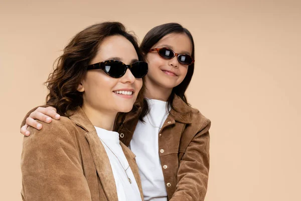 Madre Hijo Chaquetas Gamuza Gafas Sol Elegantes Sonriendo Aislados Beige —  Fotos de Stock