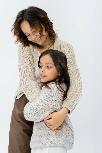 Mulher Morena Feliz Com Filha Malhas Quentes Abraçando Isolado Cinza — Fotografia de Stock