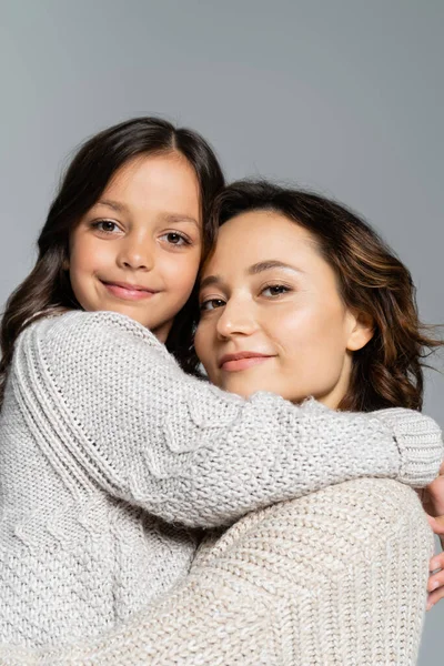 Niño Feliz Ropa Abrigo Abrazando Mamá Sonriente Mientras Mira Cámara — Foto de Stock