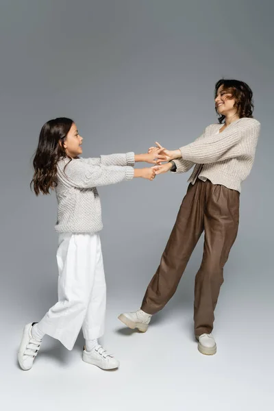 Mujer Emocionada Con Hija Traje Otoño Bailando Mientras Toma Mano —  Fotos de Stock